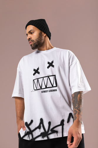 Mann trägt ein T-Shirt Niedrigwinkelansicht
