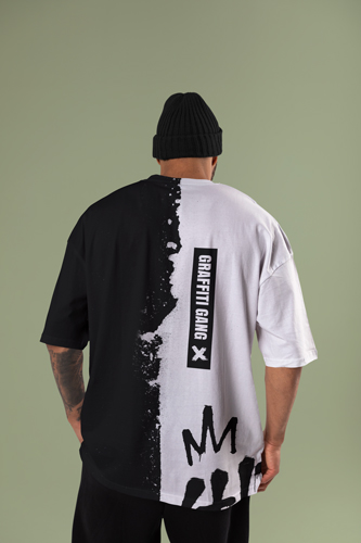 Mann posiert in einem T-Shirt Rückansicht