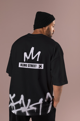Mann im T-shirt Rückansicht