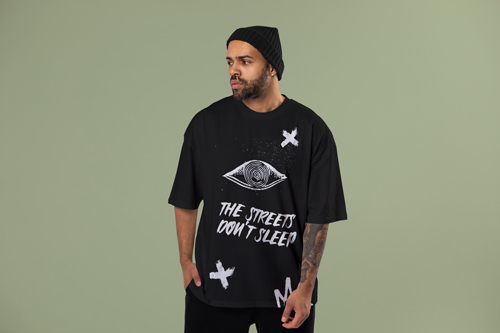Mann im übergroßen T-Shirt Halbansicht