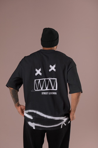 Mann trägt ein modisches T-Shirt