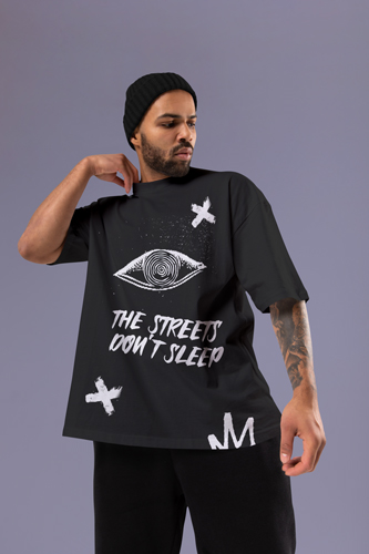 Mann in einem trendigen T-Shirt in Übergröße