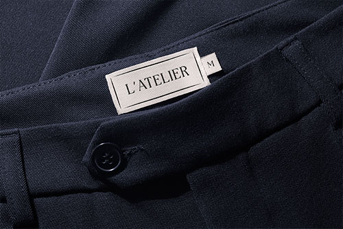 Bekleidungsetikett an einem Paar Hosen