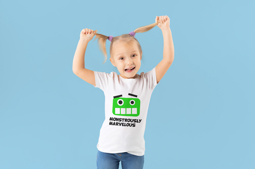 スタジオで面白おかしく演技する子供