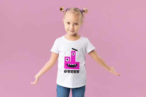 カメラの前でポーズをとる子ども