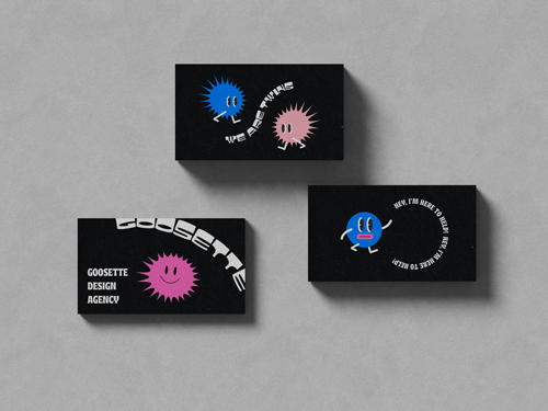 Trois cartes de visite sur une surface grise