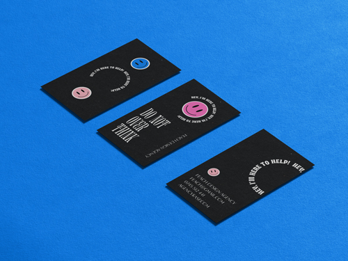 Cartes de visite posées sur une surface bleue