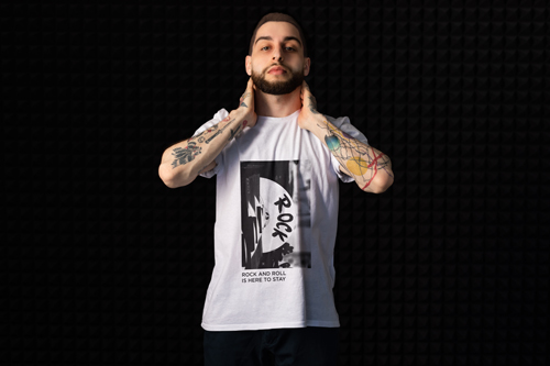 Homme portant un tee-shirt Vue de côté