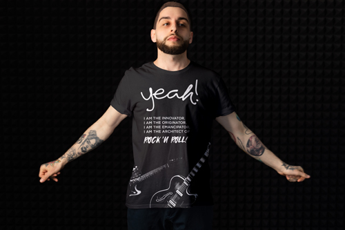 Homme portant un T-shirt surdimensionné