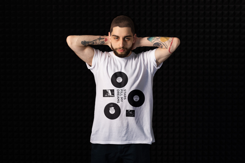 Homme portant un T-shirt oversize à la mode