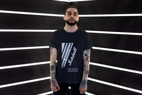 Homme en tenue surdimensionnée Demi-vue