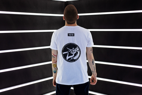 Homme posant en T-shirt Vue de dos