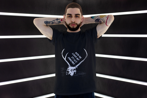 Homme portant un T-shirt tendance