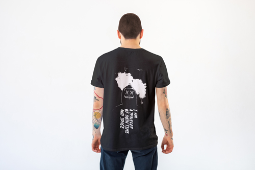 Homme posant dans une tenue tendance