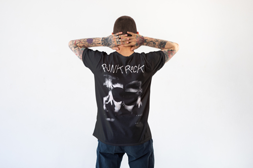 Homme portant des vêtements surdimensionnés