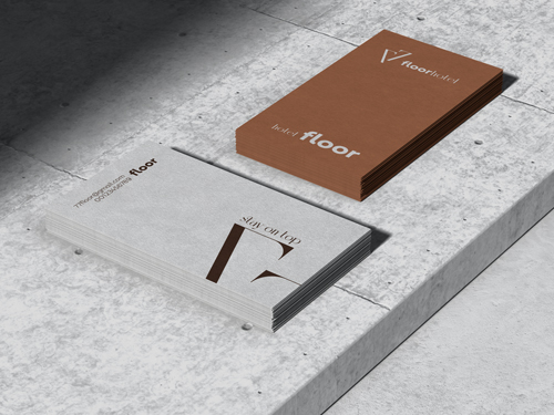 Pilhas de Cartões de Visita no Chão