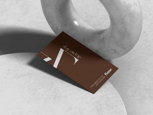 Cartão de Visita ao Lado de uma Decoração de Mármore