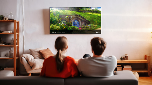 Junges Paar beim Fernsehen