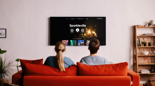 Pärchen beim Fernsehen Rückansicht