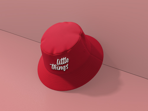 Gorro apoyado en una pared