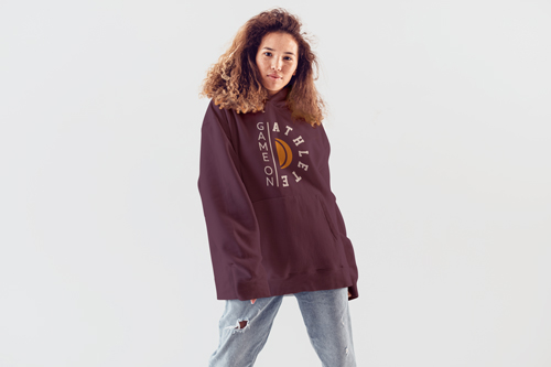 Mujer posando con una sudadera