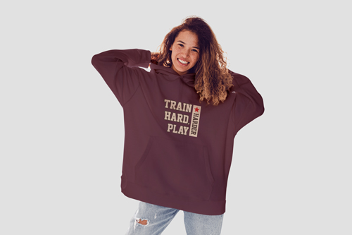 Frau mit Varsity-Kapuzenpulli