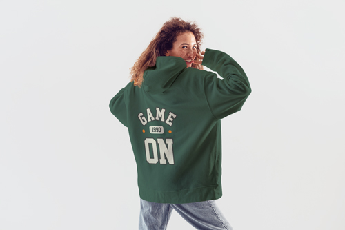 Mujer con una sudadera mirando para atrás