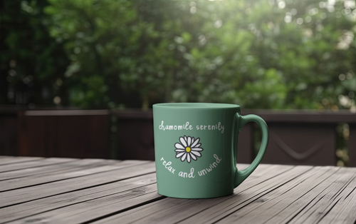 Kaffeetasse in einem grünen Garten