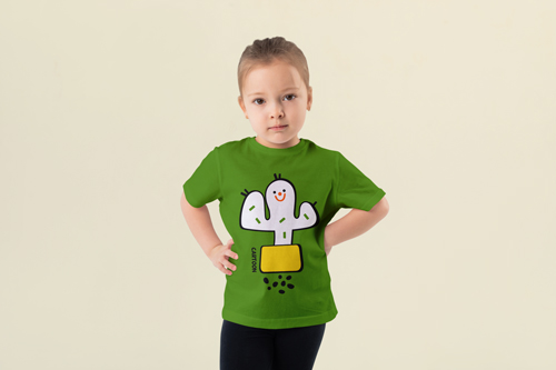 Niña vistiendo una camiseta divertida