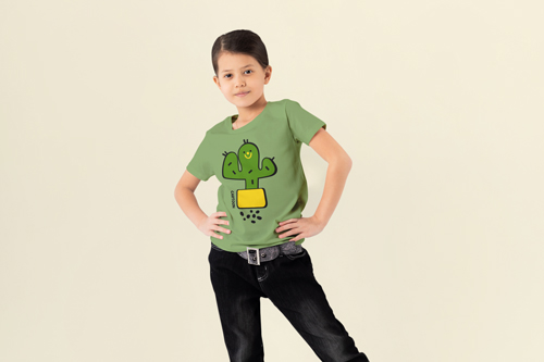 Niño vistiendo una camiseta divertida