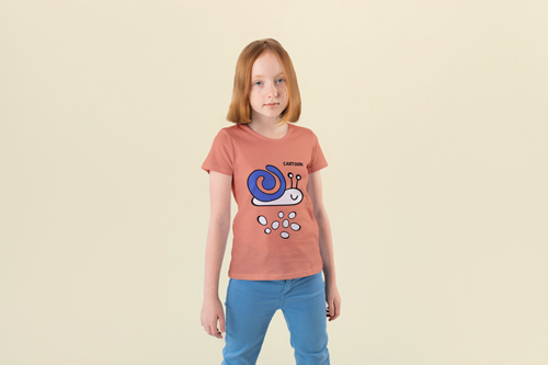 Vista media de una niña vistiendo una camiseta
