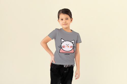 Vista media de una niña vistiendo una camiseta