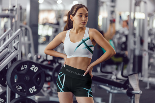 Mulher Vestindo um Conjunto de Roupas Esportivas