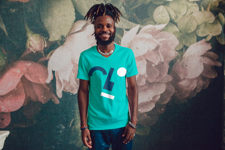 رجل يقف على خلفية مزهرة