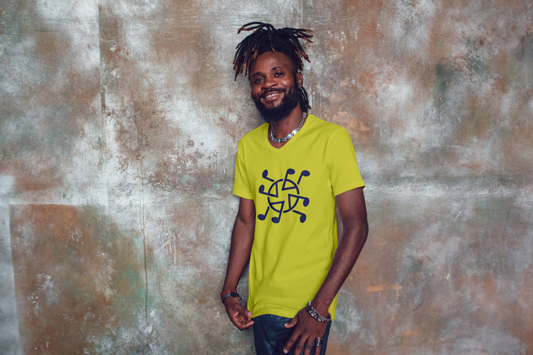 رجل يقف على خلفية رخامية بنية