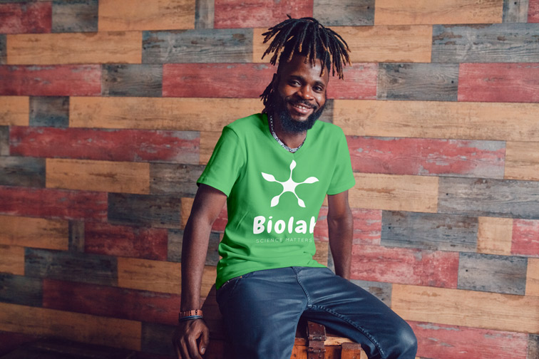 رجل يجلس على كرسي