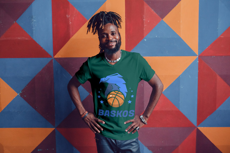 رجل يقف ويضع يديه على فخذه