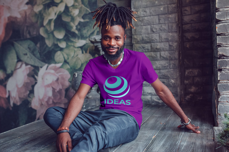 رجل يجلس على الأرض