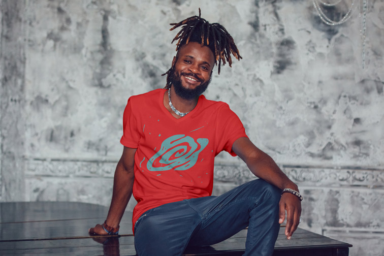 رجل يجلس ويتكأ على يده