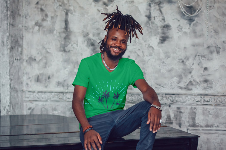 رجل جالس على خلفية رخامية رمادية