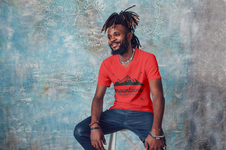 رجل جالس على خلفية رخامية زرقاء