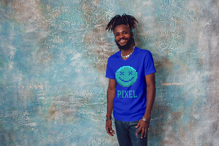 رجل يقف على خلفية رخامية