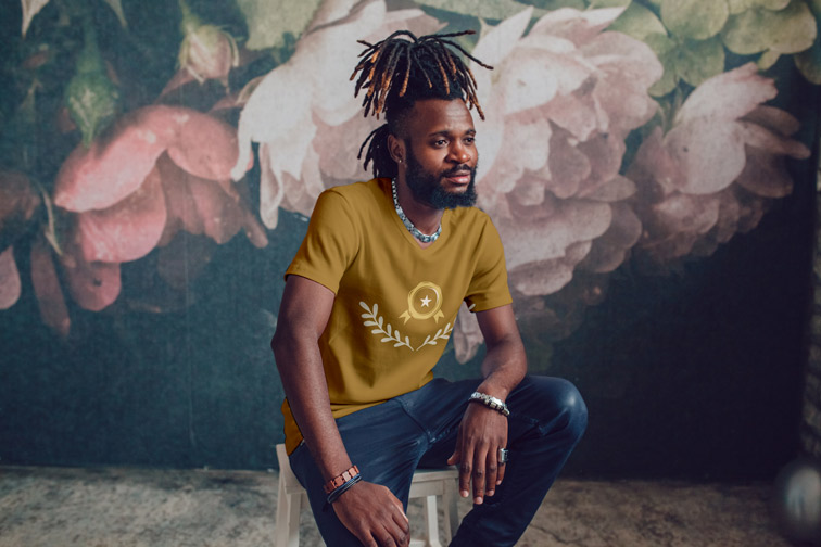 رجل يجلس على كرسي وينظر بعيدًا