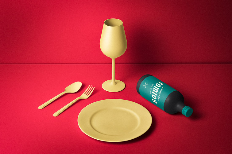 Тарелка и Столовые Приборы с Бутылкой и Стаканом