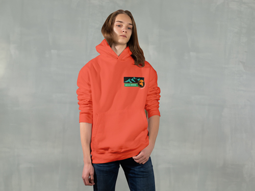 Мужчина в худи, которого видно наполовину