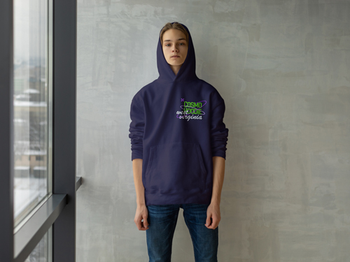 Мужчина в худи позирует