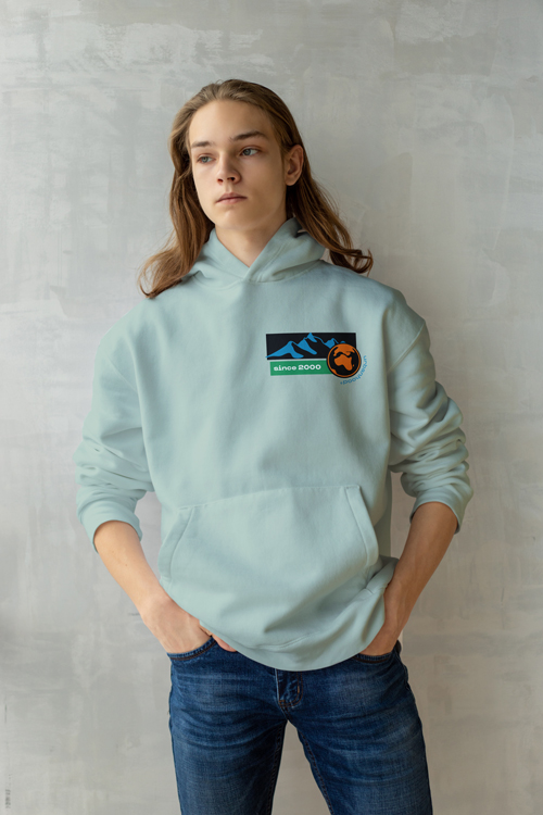 Мужчина в худи, вид спереди