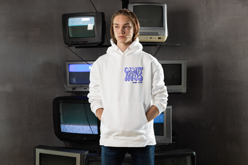 Mann posiert mit Blick zur Seite