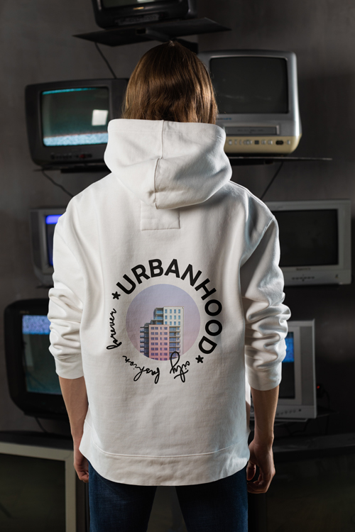 Mann im Kapuzenpulli Rückansicht