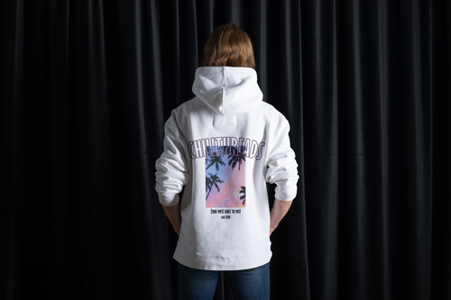 Mann im trendigen Kapuzenpulli Rückansicht